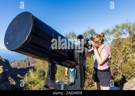 L'observation du soleil à travers un sol à côté d'un télescope solaire chercheur de douze pouces Meade LX200R, dans la région de Masca, Tenerife, Canaries, Espagne Banque D'Images
