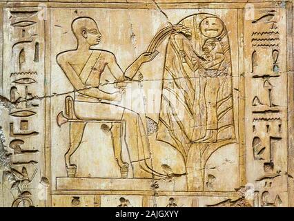 Thèbes en Egypte, Assassif (partie de la vallée des Nobles), tombe de Pabasa. L'écrou, la déesse de l'arbre, verser de l'eau pour la personne décédée. Banque D'Images