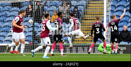 Jay Rodriguez de Burnley (19) marque son premier but de côtés du jeu pendant le match à Turf Moor, Burnley. Banque D'Images