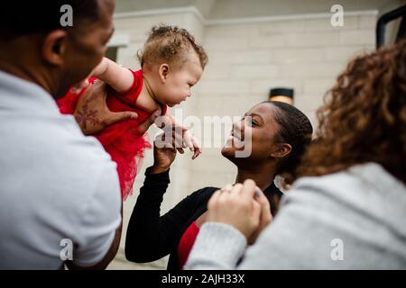 African American Step Sister souriant à la sœur de bébé biracial Banque D'Images