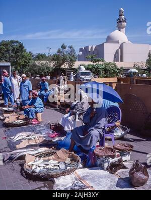 Dubaï. La scène de rue colorée du marché aux poissons de Dubaï, qui se tient du côté Deira de la voie navigable Dubai Creek Banque D'Images