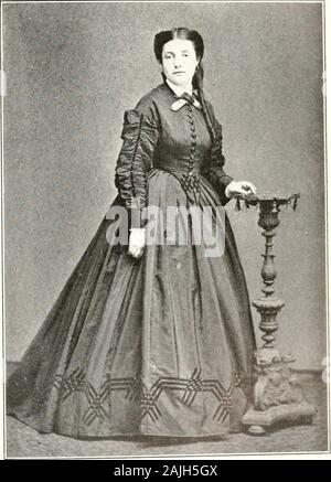 Famille Vanderpoel annuelles et mémoires ménage . enthe parties. Au cours de l'hiver 1866-1867, l'amitié formé à theSprings s'est poursuivi dans la ville. Un frequentvisitor juge Loew était à la résidence de M. Vanderpoel au 607 Fifth Avenue, à côté de l'angle de la 49e rue, et avant de s'engager un printemps-ment du mariage, ayant l'entière approbation des chefs de familles, therespective a été faite entre le jeune juge et MissJulia Vanderpoel. Leur mariage est célébré le 19 décembre 1867, à la résidence de brides, n° 607, 5e Avenue le ceremonybeing effectuée par le Rév. D Banque D'Images