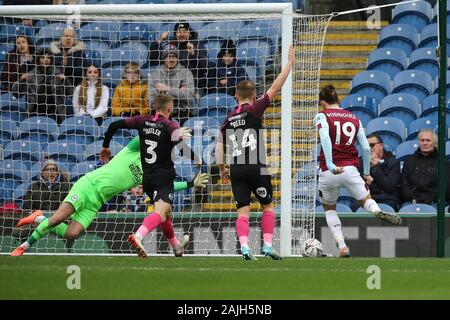 Burnley, Royaume-Uni. 08Th Jan, 2020. Jay Rodriguez de Burnley (19) les tiges et marque son 1er des équipes objectif. L'unis en FA Cup, 3ème tour, Burnley v Peterborough Utd à Turf Moor à Burnley, Lancashire samedi 4 janvier 2020. Ce droit ne peut être utilisé qu'à des fins rédactionnelles. Usage éditorial uniquement, licence requise pour un usage commercial. Aucune utilisation de pari, de jeux ou d'un seul club/ligue/dvd publications. Photos par Chris Stading/Andrew Orchard la photographie de sport/Alamy live news Crédit : Andrew Orchard la photographie de sport/Alamy Live News Banque D'Images