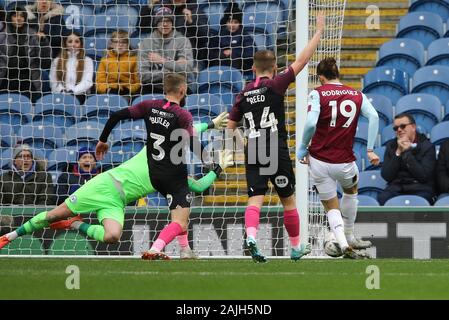 Burnley, Royaume-Uni. 08Th Jan, 2020. Jay Rodriguez de Burnley (19) les tiges et marque son 1er des équipes objectif. L'unis en FA Cup, 3ème tour, Burnley v Peterborough Utd à Turf Moor à Burnley, Lancashire samedi 4 janvier 2020. Ce droit ne peut être utilisé qu'à des fins rédactionnelles. Usage éditorial uniquement, licence requise pour un usage commercial. Aucune utilisation de pari, de jeux ou d'un seul club/ligue/dvd publications. Photos par Chris Stading/Andrew Orchard la photographie de sport/Alamy live news Crédit : Andrew Orchard la photographie de sport/Alamy Live News Banque D'Images