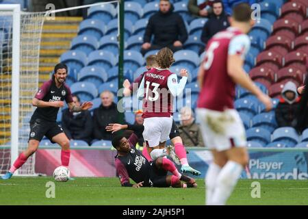 Burnley, Royaume-Uni. 08Th Jan, 2020. Jeff Hendrick de Burnley (13) les tiges et les équipes de marque son 3e but. L'unis en FA Cup, 3ème tour, Burnley v Peterborough Utd à Turf Moor à Burnley, Lancashire samedi 4 janvier 2020. Ce droit ne peut être utilisé qu'à des fins rédactionnelles. Usage éditorial uniquement, licence requise pour un usage commercial. Aucune utilisation de pari, de jeux ou d'un seul club/ligue/dvd publications. Photos par Chris Stading/Andrew Orchard la photographie de sport/Alamy live news Crédit : Andrew Orchard la photographie de sport/Alamy Live News Banque D'Images