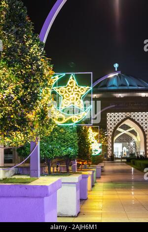 Lune et étoile islamique. Résumé Les effets d'éclairage de décoration dans la ville durant le Ramadan. Banque D'Images