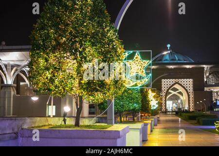 Lune et étoile islamique. Résumé Les effets d'éclairage de décoration dans la ville durant le Ramadan. Banque D'Images