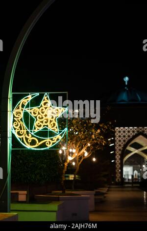 Lune et étoile islamique. Résumé Les effets d'éclairage de décoration dans la ville durant le Ramadan. Banque D'Images