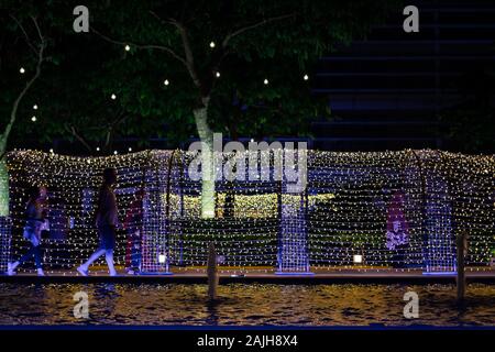 Putrajaya, Malaisie- 30 décembre 2019 : tunnel de lumière d'or. La toile de lumière jaune doré tunnel. Banque D'Images