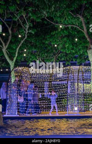 Putrajaya, Malaisie- 30 décembre 2019 : tunnel de lumière d'or. La toile de lumière jaune doré tunnel. Banque D'Images