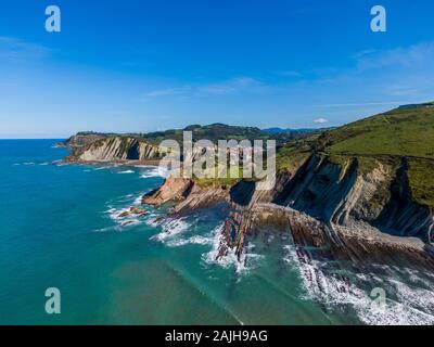 Vue aérienne de formations rocheuses à Zumaia Itzurun beach ou en Espagne Banque D'Images