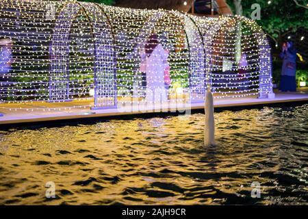 Putrajaya, Malaisie- 30 décembre 2019 : tunnel de lumière d'or. La toile de lumière jaune doré tunnel. Banque D'Images