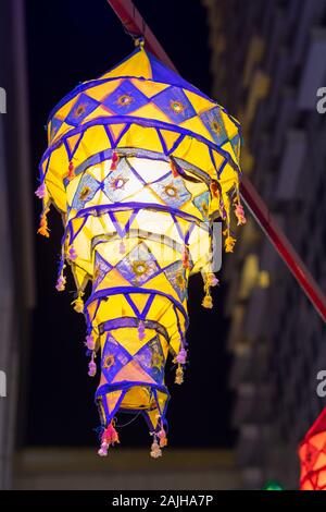 Lanternes colorées suspendues un Indien de plein air sur la célébration de Diwali ou Deepavali, la fête des lumières. Banque D'Images