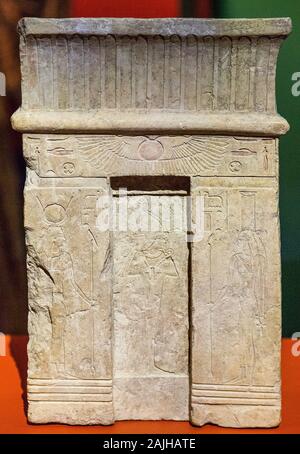 Photo prise lors de la visite d'ouverture de l'exposition « Osiris, les Mystères Sunken d'Egypte ». Stèle sous la forme d'une façade de temple. Banque D'Images