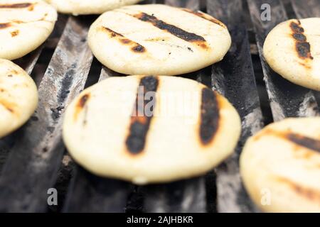 Les arepas grillées cuisson sur le grill Banque D'Images