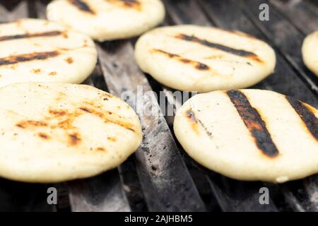 Les arepas grillées cuisson sur le grill Banque D'Images