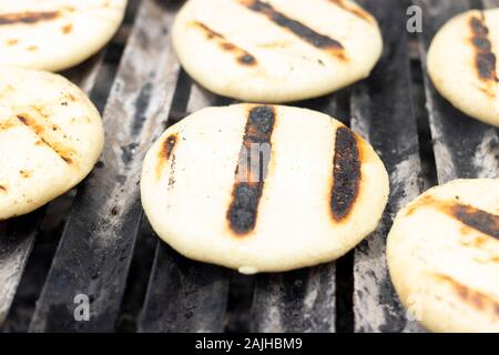 Les arepas grillées cuisson sur le grill Banque D'Images