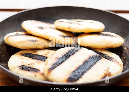 Arepas, vénézuélien et colombien typique de la nourriture. Banque D'Images