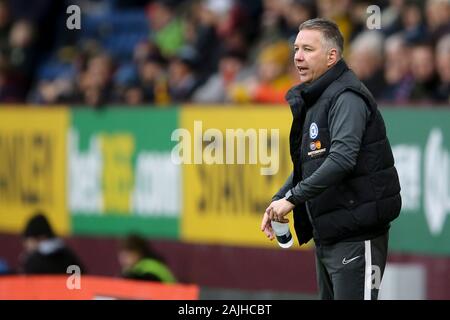 Burnley, Royaume-Uni. 08Th Jan, 2020. Gestionnaire de Peterborough United Darren Ferguson regarde sur. L'unis en FA Cup, 3ème tour, Burnley v Peterborough Utd à Turf Moor à Burnley, Lancashire samedi 4 janvier 2020. Ce droit ne peut être utilisé qu'à des fins rédactionnelles. Usage éditorial uniquement, licence requise pour un usage commercial. Aucune utilisation de pari, de jeux ou d'un seul club/ligue/dvd publications. Photos par Chris Stading/Andrew Orchard la photographie de sport/Alamy live news Crédit : Andrew Orchard la photographie de sport/Alamy Live News Banque D'Images