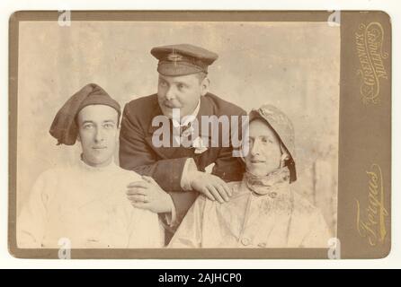 Carte de cabinet victorien insolite d'un groupe de 3 jeunes hommes écossais en costume de pêcheurs / nautique peut-être acteurs portant des costumes pour une pièce, vers 1890, Greenock ou Millport, Renfrewshire en Écosse, Royaume-Uni Banque D'Images