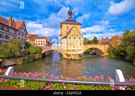 Bamberg. Vue panoramique de l'Ancien hôtel de ville de Bamberg (Altes Rathaus) avec deux ponts au-dessus de la rivière Regnitz, Haute-Franconie, région d'Allemagne Bavière Banque D'Images