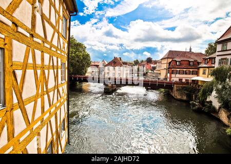 Bamberg. Vue panoramique de l'Ancien hôtel de ville de Bamberg (Altes Rathaus) avec des ponts sur la rivière Regnitz, Haute-Franconie, région d'Allemagne Bavière Banque D'Images