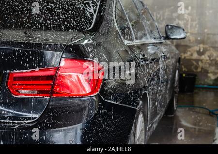 Lavage de voiture avec bulle de savon. Banque D'Images