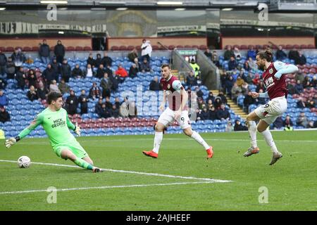 Burnley, Royaume-Uni. 08Th Jan, 2020. Jay Rodriguez de Burnley (r) et les scores de ses équipes 4e objectif. L'unis en FA Cup, 3ème tour, Burnley v Peterborough Utd à Turf Moor à Burnley, Lancashire samedi 4 janvier 2020. Ce droit ne peut être utilisé qu'à des fins rédactionnelles. Usage éditorial uniquement, licence requise pour un usage commercial. Aucune utilisation de pari, de jeux ou d'un seul club/ligue/dvd publications. Photos par Chris Stading/Andrew Orchard la photographie de sport/Alamy live news Crédit : Andrew Orchard la photographie de sport/Alamy Live News Banque D'Images