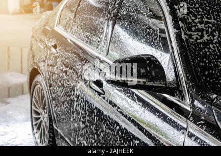 Lavage de voiture avec bulle de savon. Banque D'Images