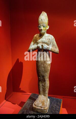 Photo prise lors de la visite d'ouverture de l'exposition « Osiris, les Mystères Sunken d'Egypte ». Statue d'Osiris, bois de sycomore et or. Banque D'Images