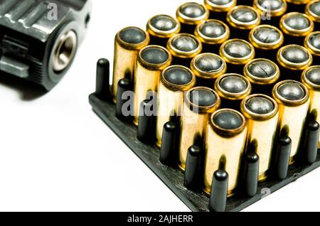 Un pistolet noir avec des puces pour les prises de vue se trouvent sur un fond blanc. Banque D'Images