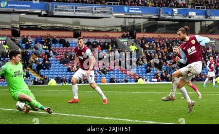 Jay Rodriguez de Burnley marque son quatrième but du côté du jeu au cours de la FA Cup troisième ronde match à Turf Moor, Burnley. Banque D'Images