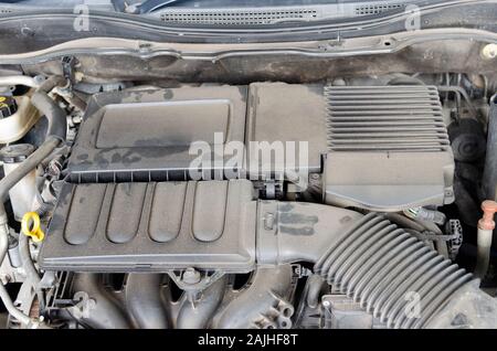 La poussière sur le compartiment moteur est sale. Banque D'Images