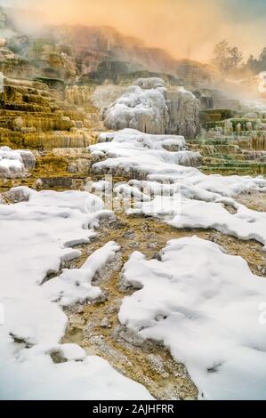 Voir des ressorts et les terrasses de Mammoth Hot Springs en hiver, le Parc National de Yellowstone, aux États-Unis. Banque D'Images