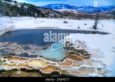 Voir des ressorts et les terrasses de Mammoth Hot Springs en hiver, le Parc National de Yellowstone, aux États-Unis. Banque D'Images