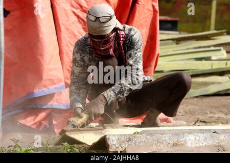 Dhaka, Bangladesh - 01 janvier 2020 : les travailleurs du Bangladesh travaillant dans un chantier naval sur la rivière de Balu, Dhaka, Bangladesh. Les conditions de travail sont d Banque D'Images