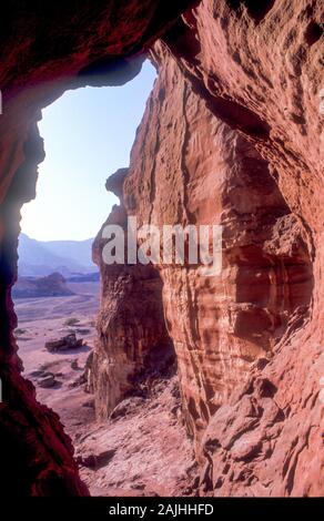 Les montagnes d'Eilat de falaises de grès dans la vallée de Timna avec piliers du roi Salomon. Banque D'Images