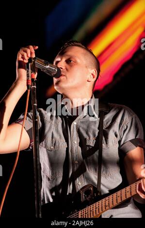 Milan Italie,05 JUILLET 2011 , concert Live d'Arcade Fire à l'Arena Civica de Milan : le chanteur et frontman Win Butler d'Arcade Fire pendant le concert Banque D'Images