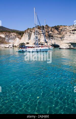 Des bateaux d'excursion, Kleftiko Bay, île de Milos, Cyclades, Grèce Groupe Banque D'Images