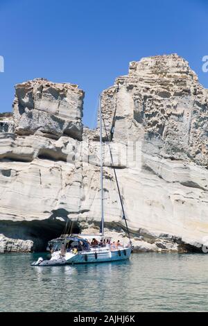 Bateau d'excursion, Kleftiko Bay, île de Milos, Cyclades, Grèce Groupe Banque D'Images