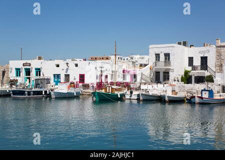 Des bateaux de pêche, vieux port de Naoussa, Paros, Cyclades, Grèce Groupe Banque D'Images