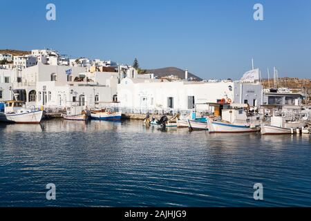 Des bateaux de pêche, vieux port de Naoussa, Paros, Cyclades, Grèce Groupe Banque D'Images