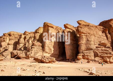 Les montagnes d'Eilat de falaises de grès dans la vallée de Timna avec piliers du roi Salomon. Banque D'Images