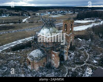 Église abandonnée de Saint Nicolas l'Wonderworker dans la région de Studenets, région de Lipetsk, en Russie. Banque D'Images