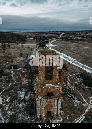 Église abandonnée de Saint Nicolas l'Wonderworker dans la région de Studenets, région de Lipetsk, en Russie. Banque D'Images