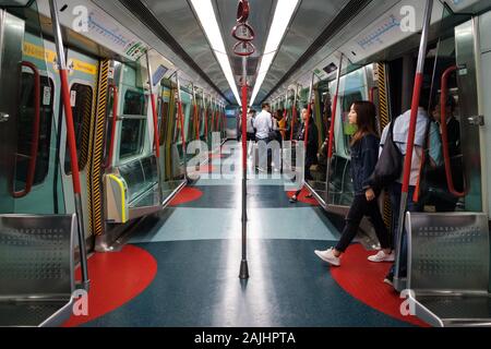 Hong Kong, Chine - Novembre 2019 : Les gens voyagent à l'intérieur de métro / métro train à Hong Kong Banque D'Images