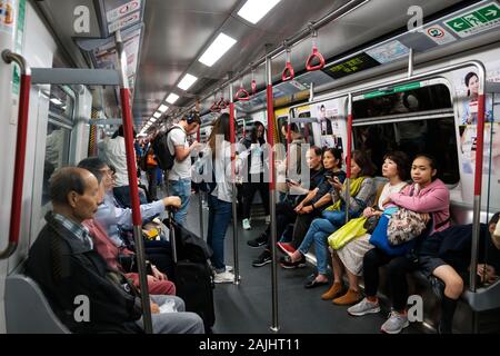 Hong Kong, Chine - Novembre 2019 : Les gens voyagent à l'intérieur de métro / métro train à Hong Kong Banque D'Images