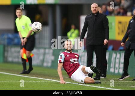 Burnley, Royaume-Uni. 08Th Jan, 2020. Erik Pieters de Burnley seulement parvient à garder la balle en jeu. L'unis en FA Cup, 3ème tour, Burnley v Peterborough Utd à Turf Moor à Burnley, Lancashire samedi 4 janvier 2020. Ce droit ne peut être utilisé qu'à des fins rédactionnelles. Usage éditorial uniquement, licence requise pour un usage commercial. Aucune utilisation de pari, de jeux ou d'un seul club/ligue/dvd publications. Photos par Chris Stading/Andrew Orchard la photographie de sport/Alamy live news Crédit : Andrew Orchard la photographie de sport/Alamy Live News Banque D'Images