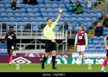 Burnley, Royaume-Uni. 08Th Jan, 2020. Arbitre Rob Jones en action. L'unis en FA Cup, 3ème tour, Burnley v Peterborough Utd à Turf Moor à Burnley, Lancashire samedi 4 janvier 2020. Ce droit ne peut être utilisé qu'à des fins rédactionnelles. Usage éditorial uniquement, licence requise pour un usage commercial. Aucune utilisation de pari, de jeux ou d'un seul club/ligue/dvd publications. Photos par Chris Stading/Andrew Orchard la photographie de sport/Alamy live news Crédit : Andrew Orchard la photographie de sport/Alamy Live News Banque D'Images