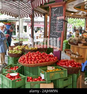 Un stand de légumes frais au célèbre marché agricole du centre-ville de Munich a appelé le Viktualienmarkt, une destination de voyage formidable et un cadre urbain cool. Banque D'Images